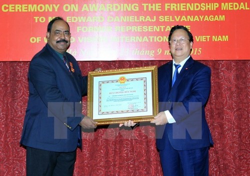 Trao Huy chương Hữu nghị cho nguyên Trưởng Đại diện của Tổ chức World Vision International tại VN - ảnh 1